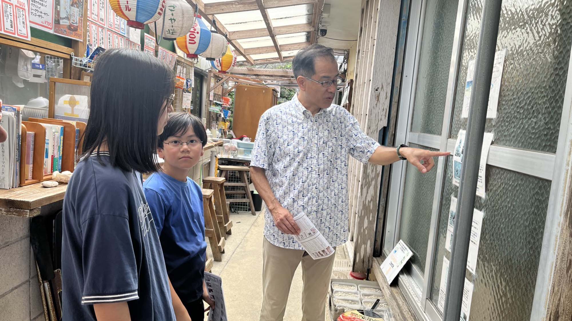 シーサーの歴史について説明中。