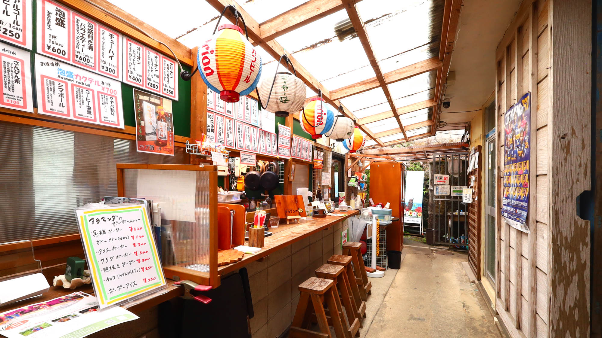 朝は軽食を食べたり、夜はバータイムで泡盛を飲んだり・・・お楽しみください♪