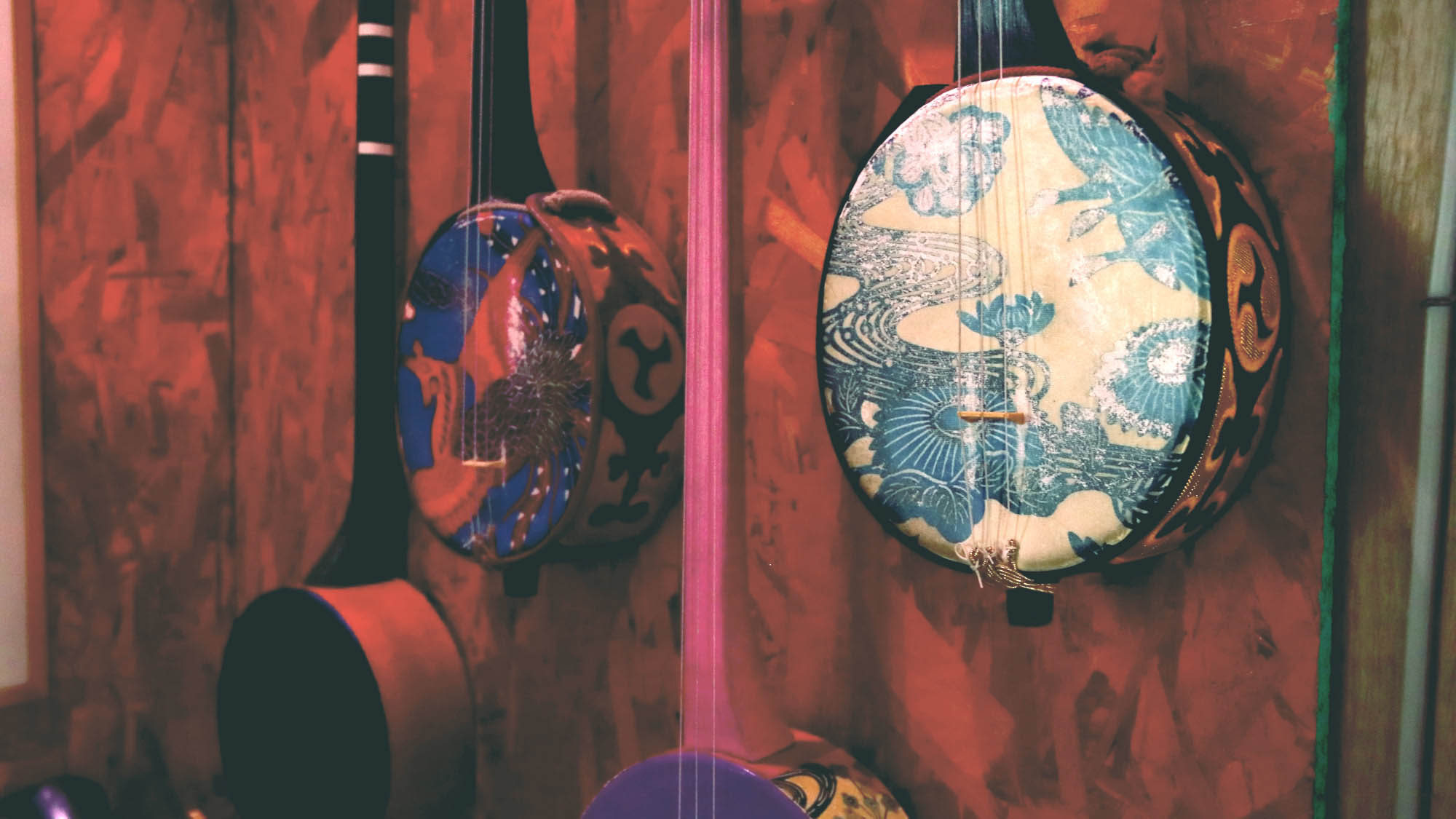 お好きな柄の三線を選んでいざ、レッスン♪～