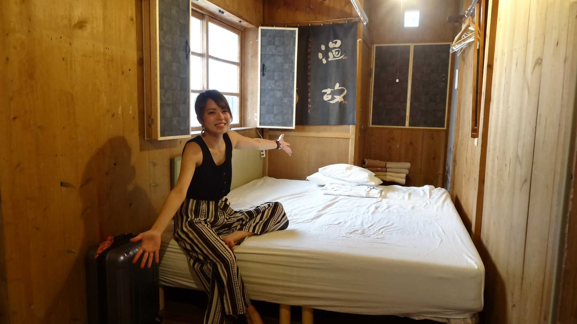 【裏座部屋】ベッド２台を１台に繋げてファミリーの利用に大人気！もちろん贅沢に１人利用もOKです！