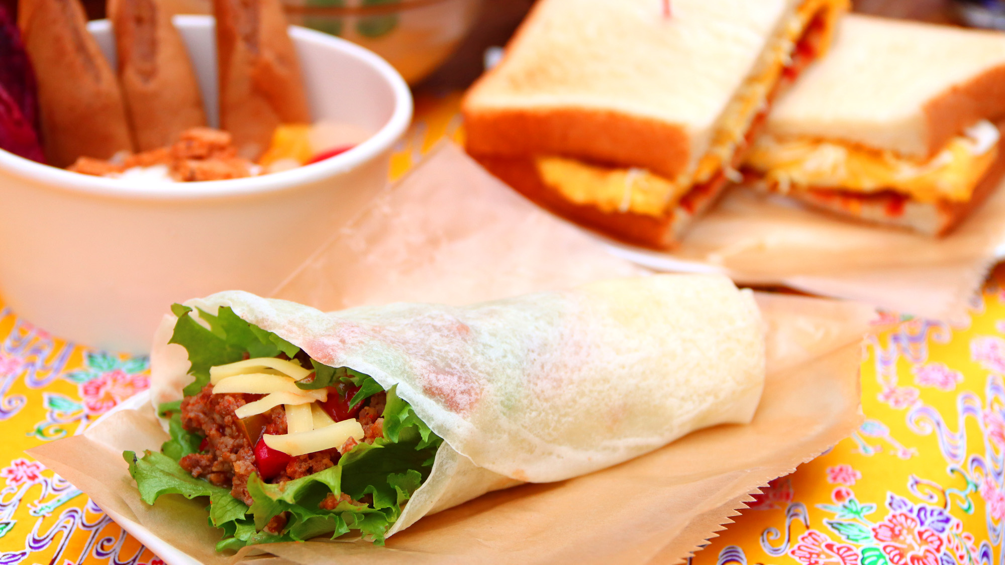 【タコスぽーぽー】もちもちのぽーぽー生地にタコスの具材を巻いた食事系ぽーぽーです！常連さんにも人気