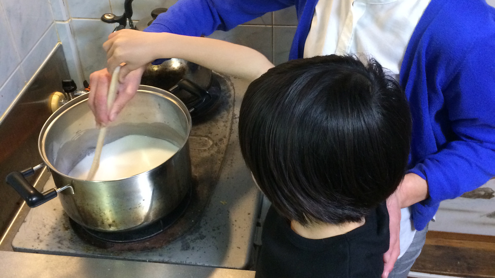 【ジーマーミ豆腐作り体験】ゆ～っくり丁寧にまぜれば美味しいジーマーミの出来上がり！