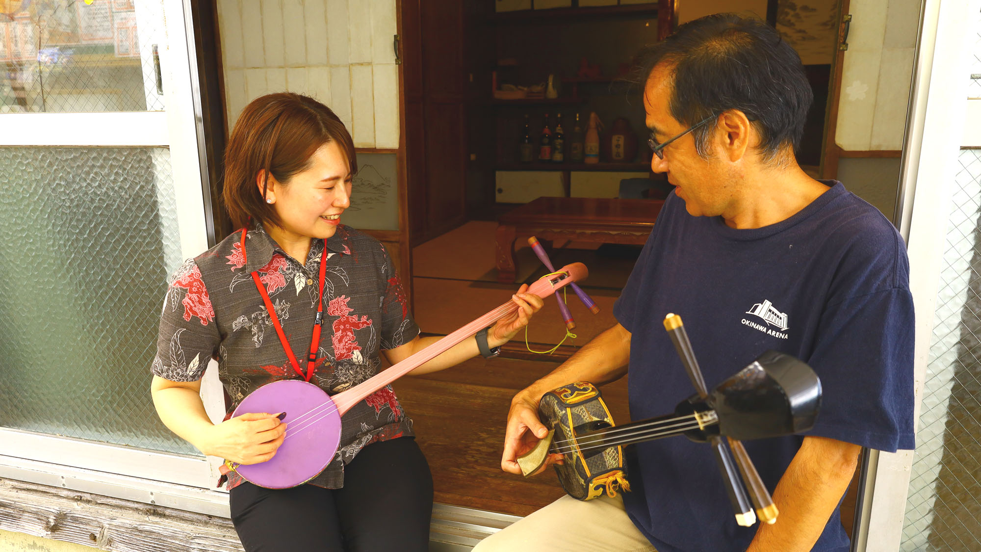 【三線体験】早い人はすぐにひけるようになりますよ♪帰る頃にはマイ三線がほしくなるかも！？