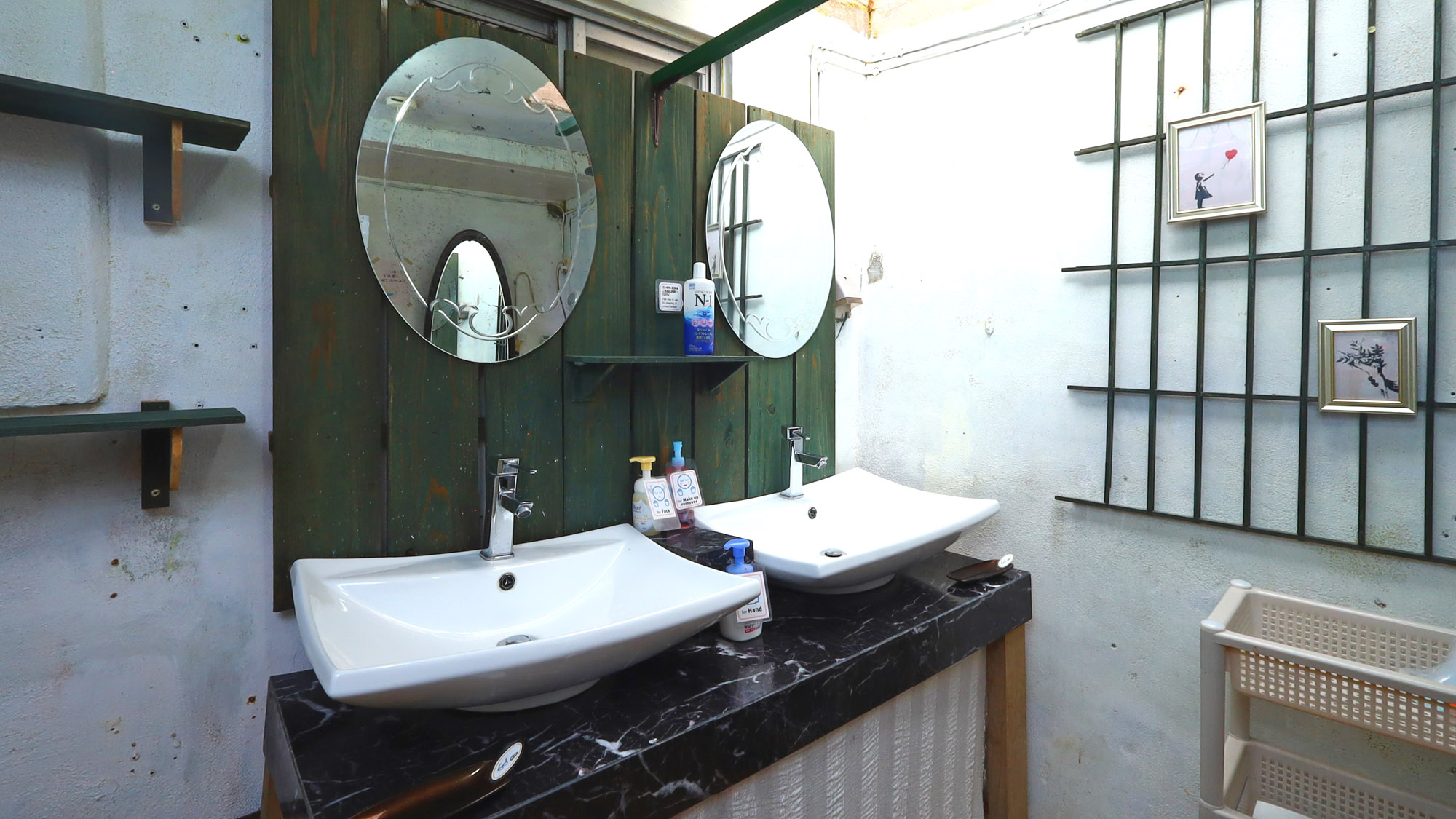 洗面台：メイク落としやコンタクト洗浄液も用意してあります。