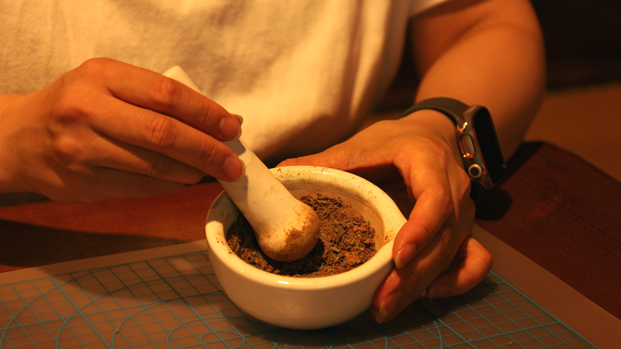 【月桃香作り体験】無心で月桃を粉にしていきます。愛着がわくひと手間