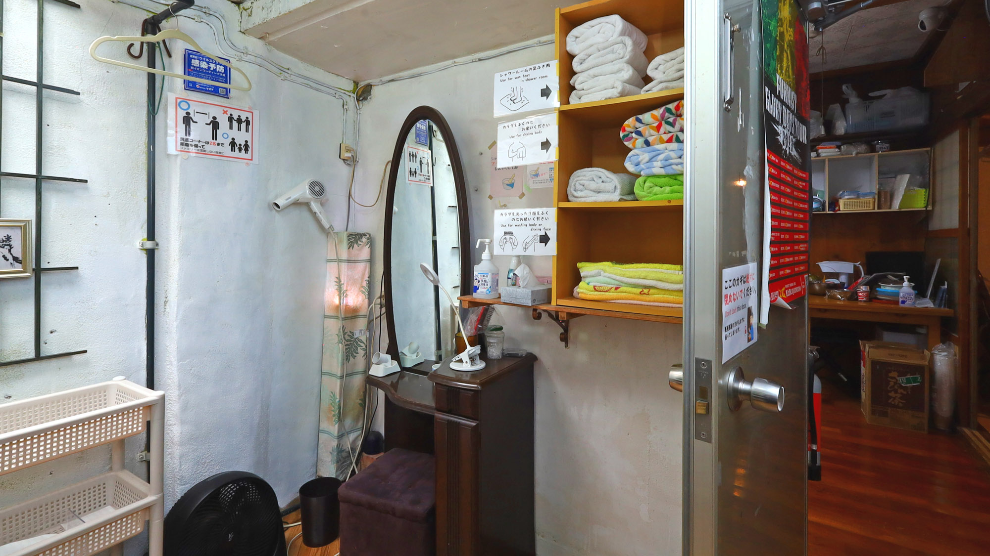 ドレッサー：共用ドライヤー、ヘアブラシ、ハサミ、爪切り、毛抜き、ヘアゴムなども揃えてます♪