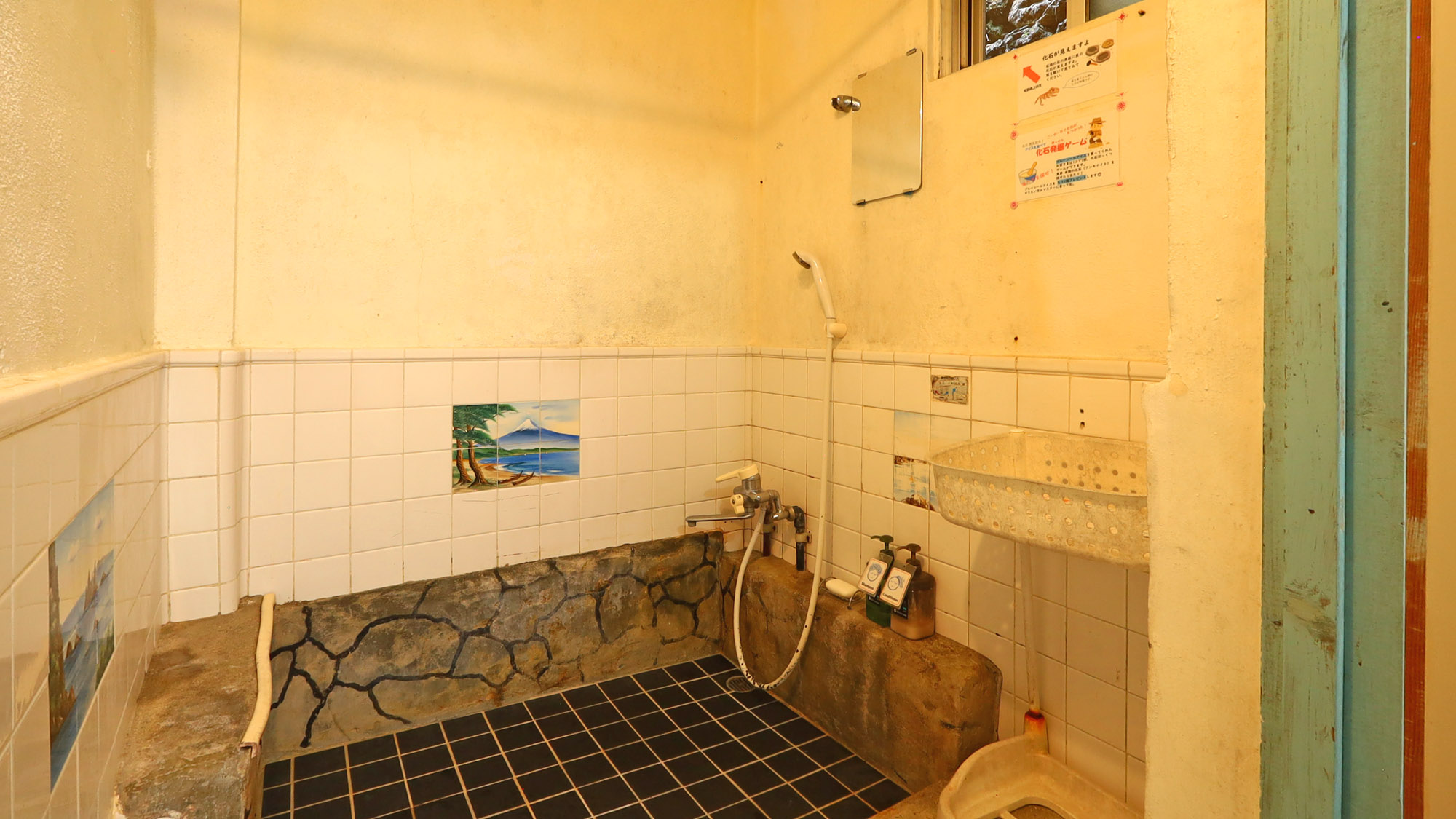 【シャワールーム】シャワーは共用で1箇所です。水圧高いです。シャンプー・コンディショナー・石鹸付き。