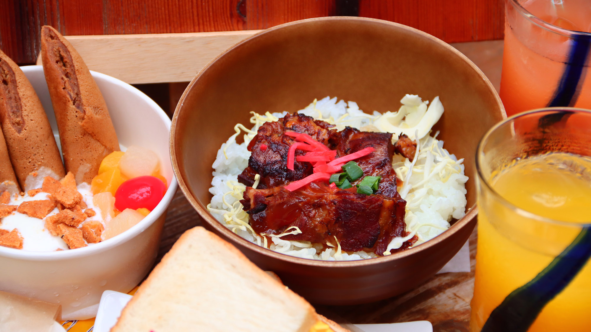 【炙り軟骨ソーキ丼】炙り香る！甘辛の味付けで食欲全開！