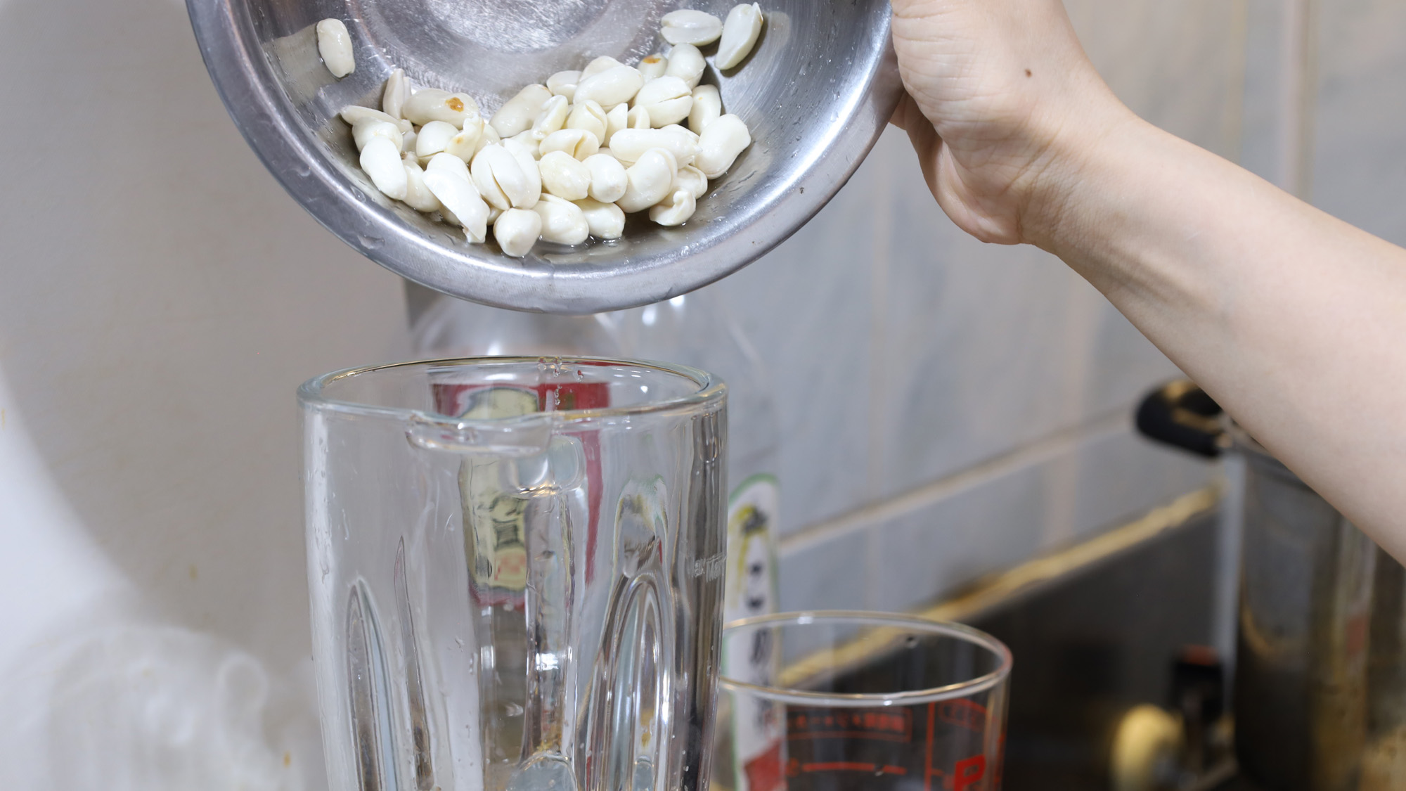 【ジーマーミ豆腐作り体験】ピーナッツをすり潰し、温め、固める工程は、まるで理科の実験みたい