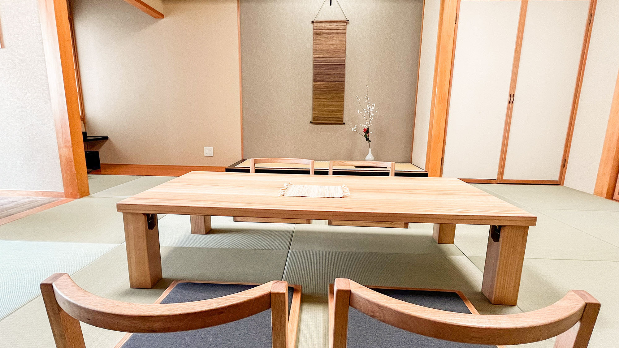 ・【2階和室】10畳の和室はゆとりがあり快適です。ご家族やグループでの旅行にいかがでしょうか