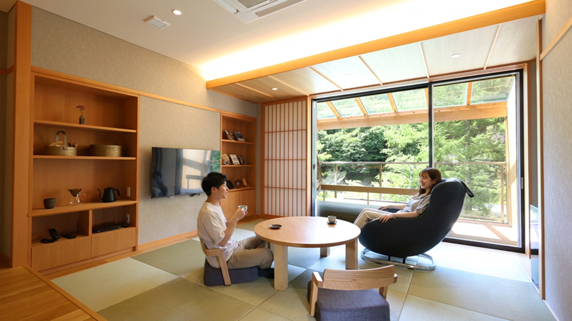 新緑を望む開放的な和室リビング。マッサージチェアとお茶を片手に、ゆったり過ごす大人時間。