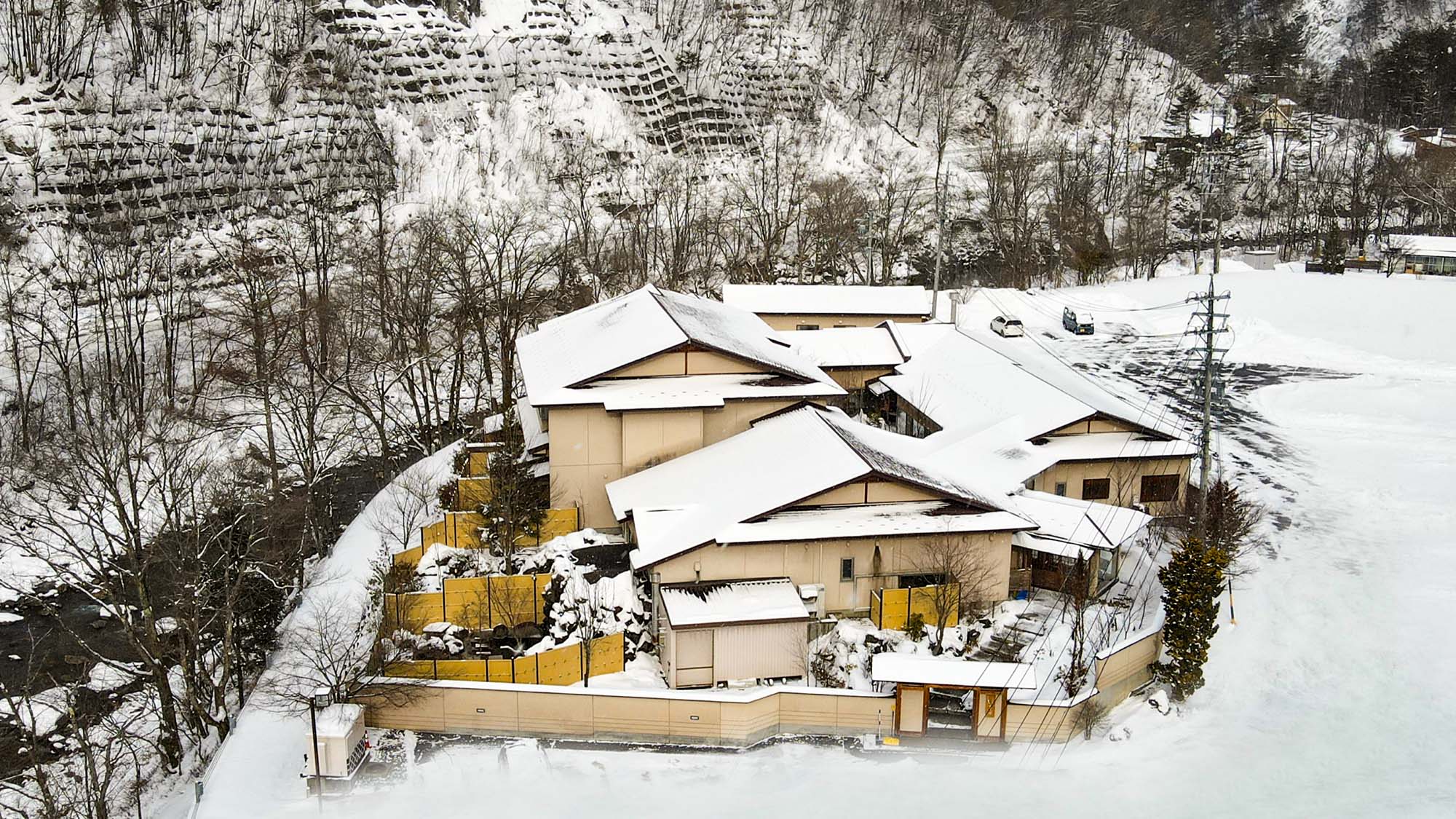 ・冬は真っ白に雪化粧したモノトーンな世界が広がります