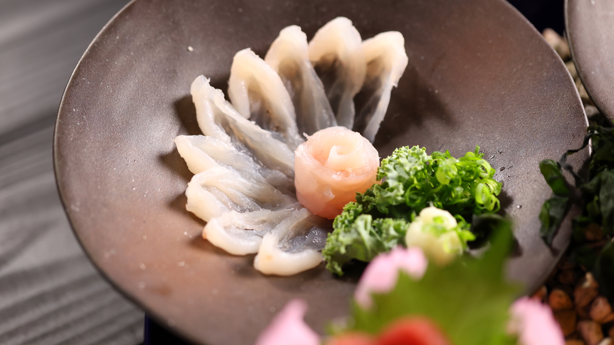 【ふぐのてっさ】冬季限定・美しく花立てに盛り付けた薄造り。引き締まった身の歯ごたえと旨味を。
