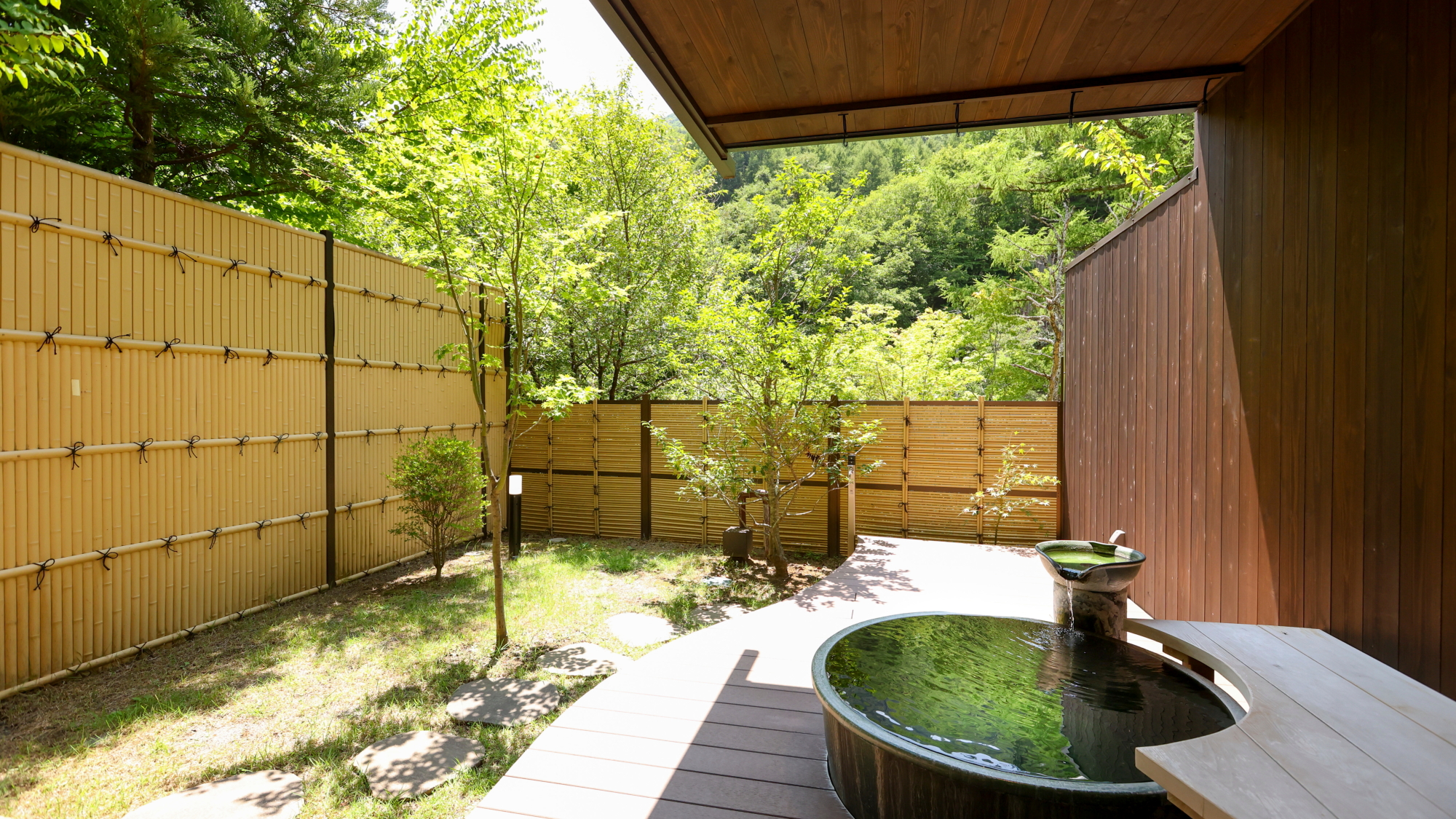 【1階特別室】青空と山の緑を仰ぎ見る、開放感あふれる専用の露天風呂テラス。