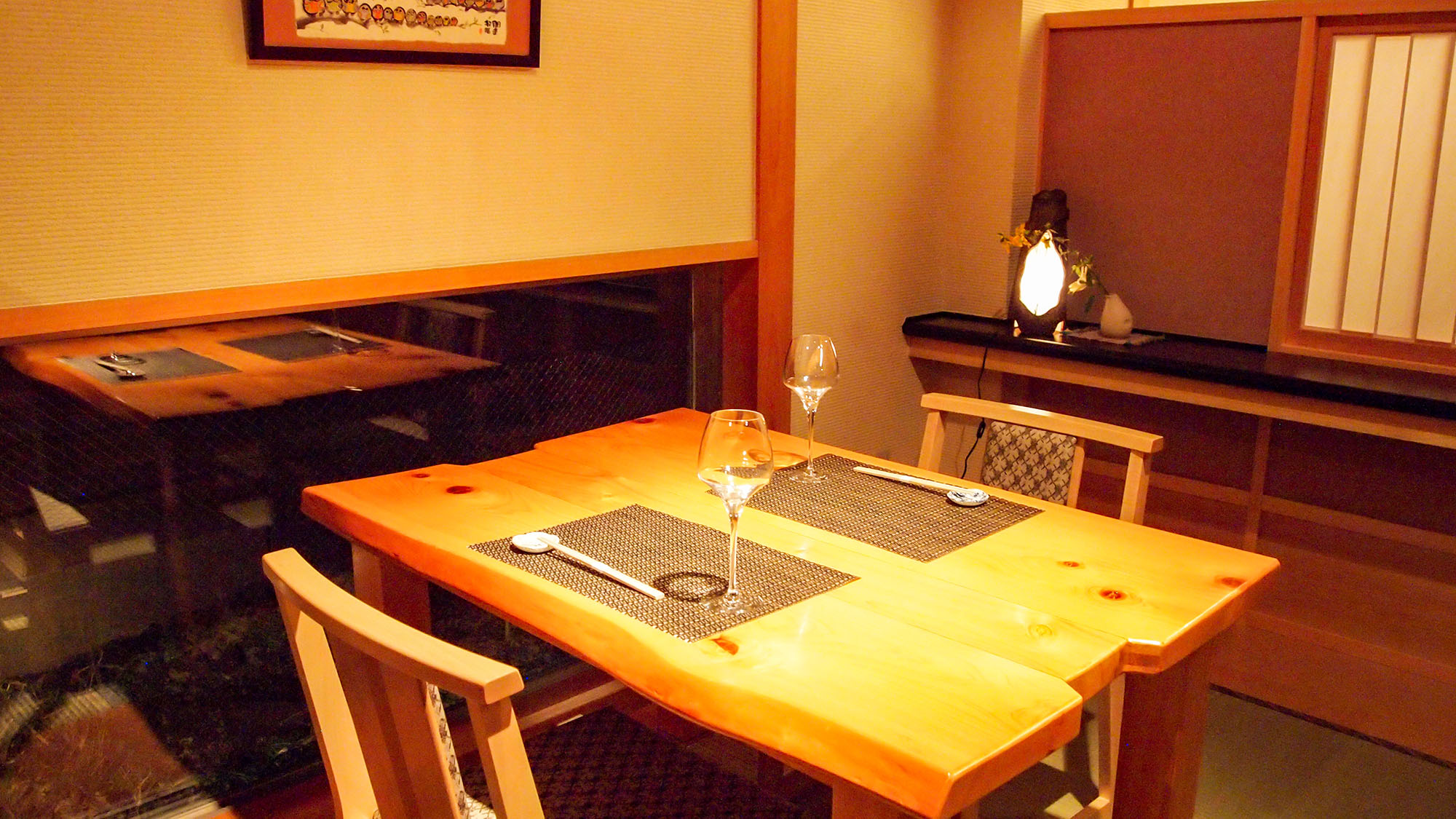 ・お食事処には、ローテーブルと椅子を設置。正座が苦手な方も安心です