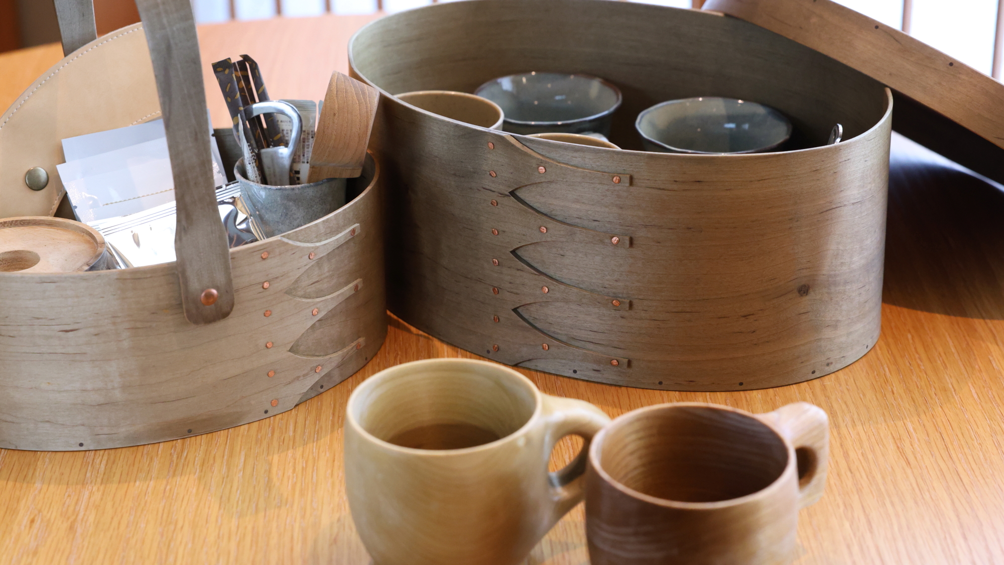 【2階特別室】木のぬくもりを感じるオーバルボックス。こだわりのカップやお茶セットをご用意。