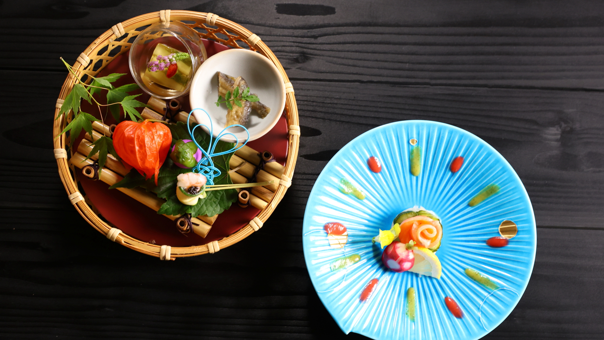 【前菜＆酢の物】ほおずきや紅葉をあしらった和の前菜籠と、鮮やかなブルーの大皿に映える爽やかな逸品。