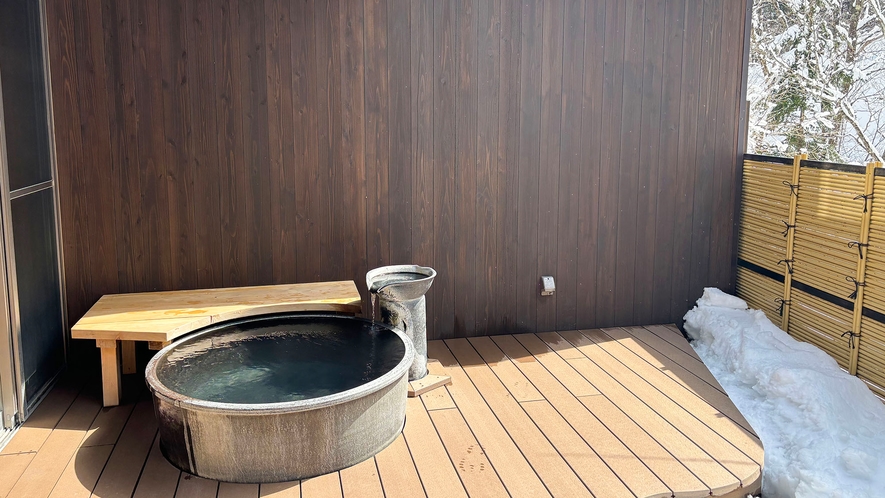 ・【1階和室】​源泉かけ流しの露天風呂がございます。温泉に浸かりながら四季折々の風景を眺めませんか