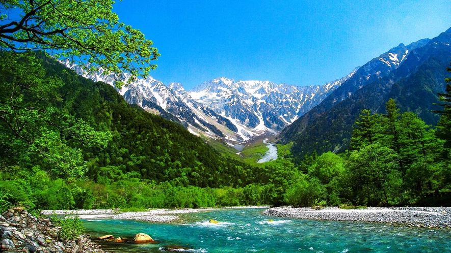 ・【周辺】上高地の山々と流れる美しい川の絶景をぜひお楽しみください