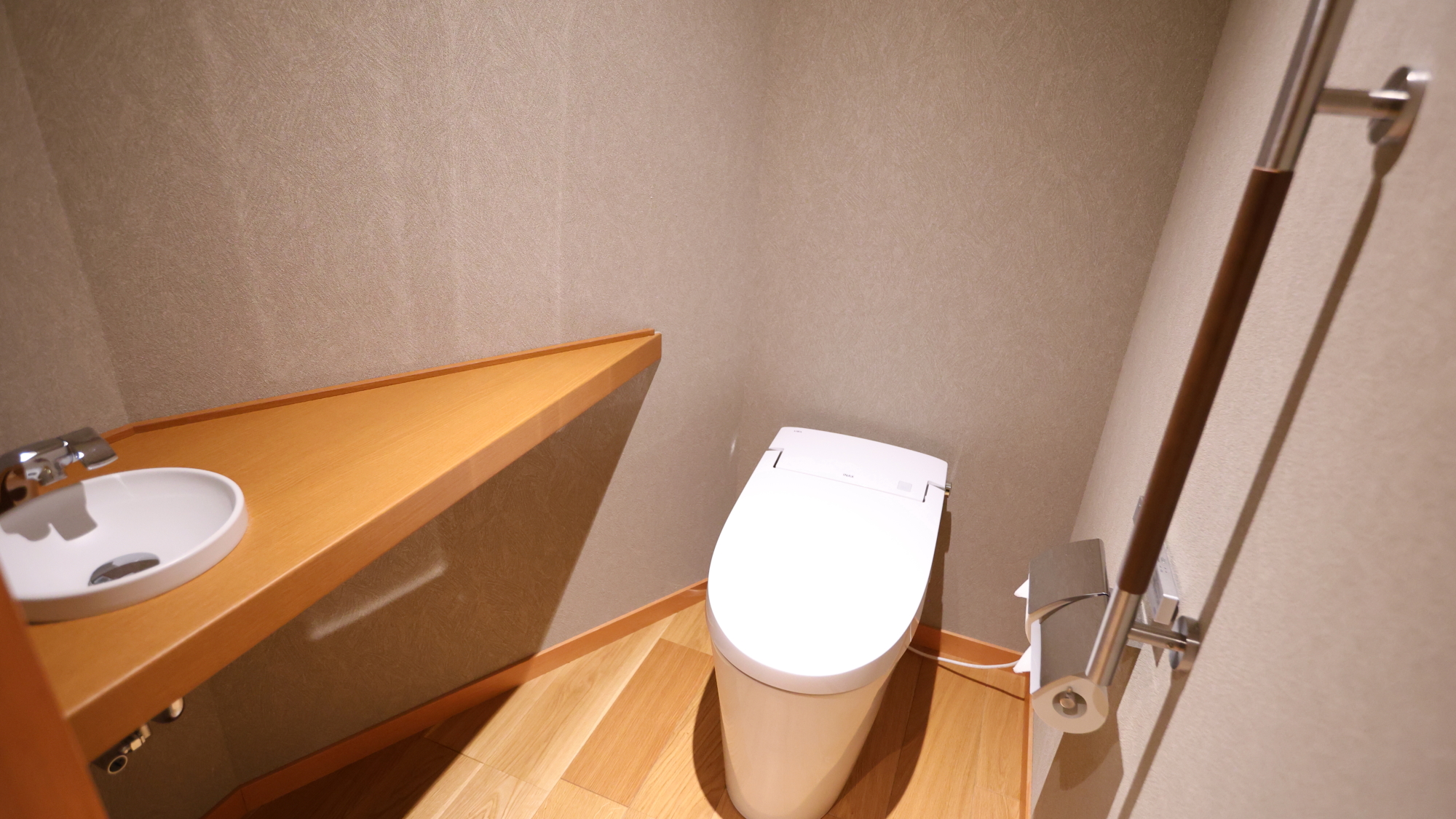 【2階特別室】木目調で落ち着いた雰囲気の最新タンクレストイレ。専用の手洗い場も完備。