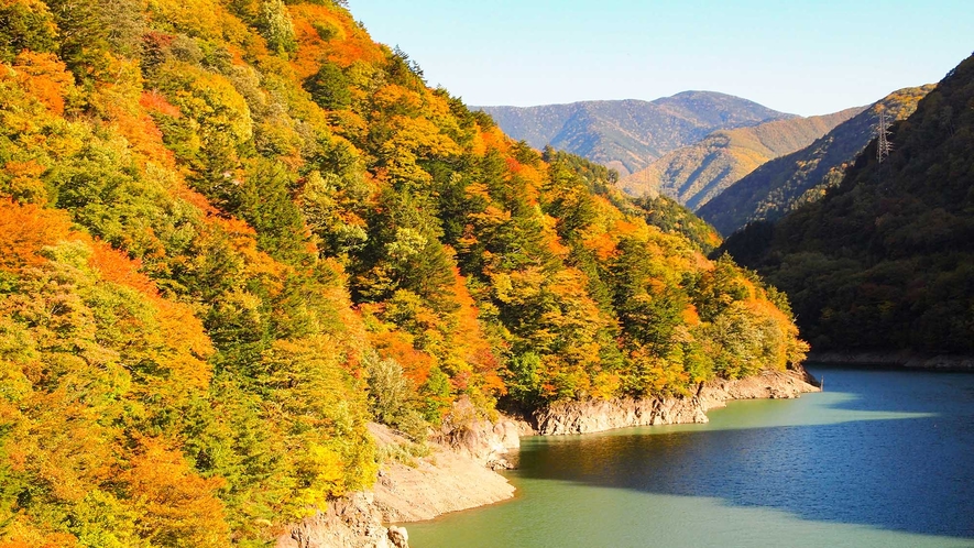 ・【周辺】秋には梓川と紅葉の美しいコントラストがご覧いただけます