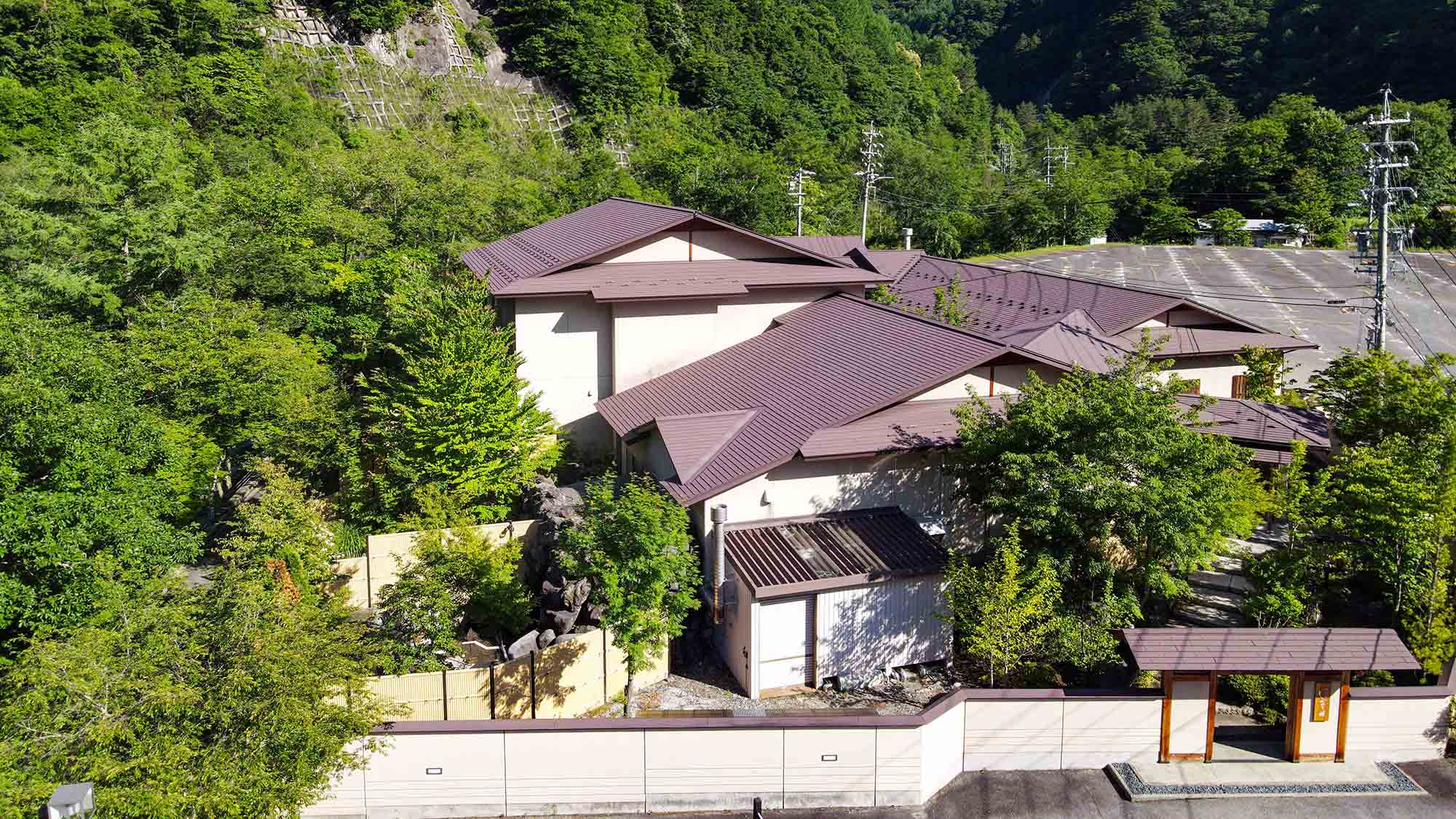 ・上高地の玄関口に立地。夏は山々の美しい緑も見どころです