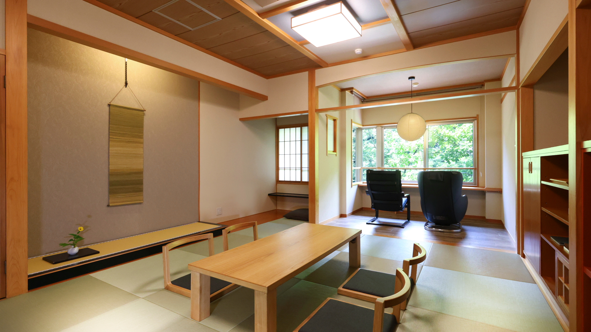 【2階和室】広々とした和室に、座卓と座椅子、さらに窓辺にはマッサージチェアをご用意。
