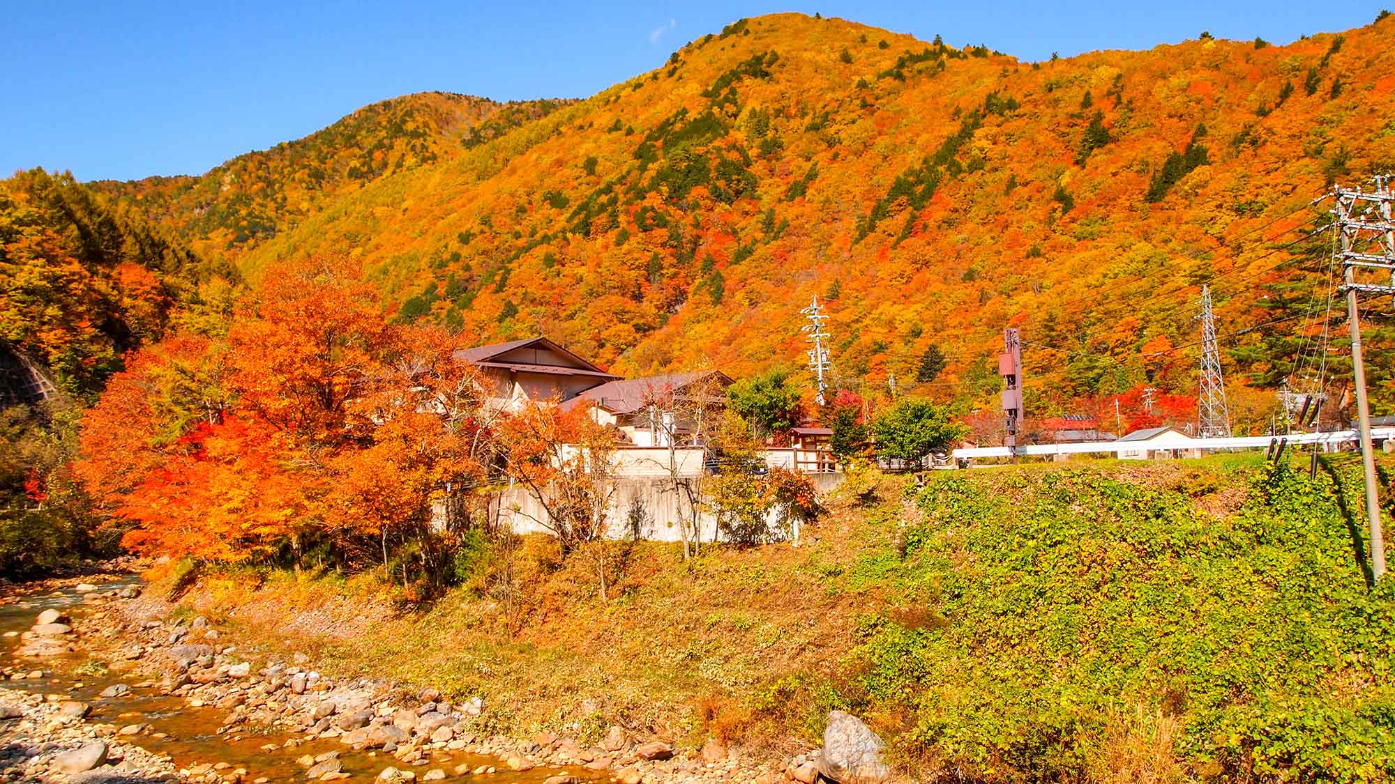 ・紅葉の季節は、周辺の山々が赤や黄色に色づきます