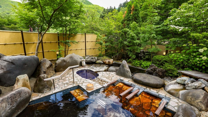 ・露天風呂には仰向けで寛げる寝湯のコーナーもございます