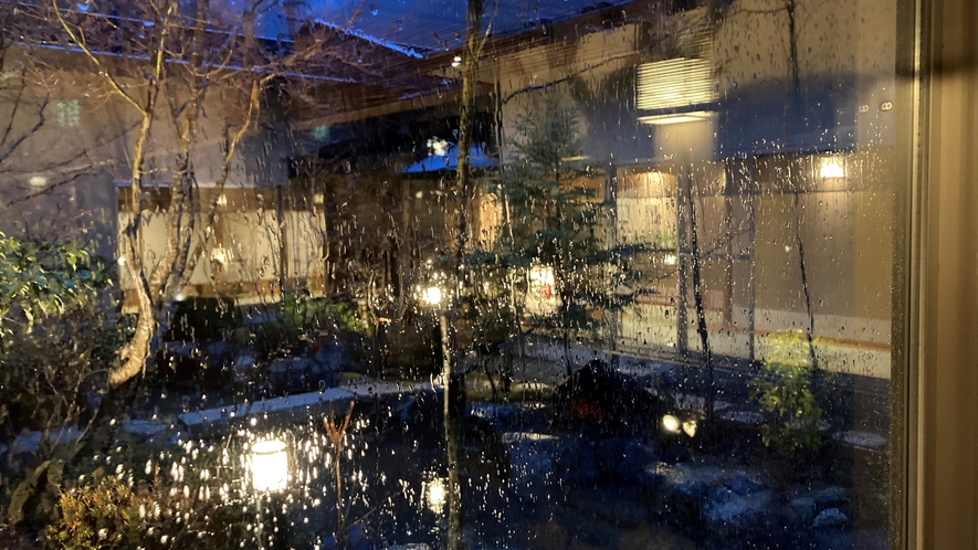 中庭　雨の日