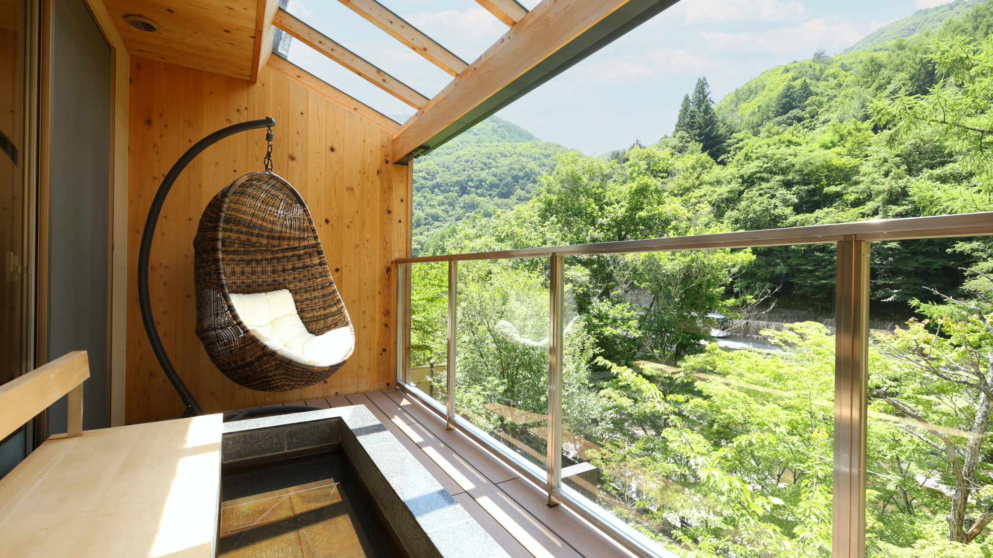 【2階特別室】インナーテラス風の屋根付きバルコニー。足湯とハンギングチェアで至福のひとときを。
