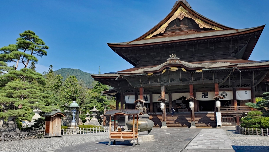 車で40分　善光寺【本堂】 江戸時代中期を代表する仏教建築として国宝に指定されている