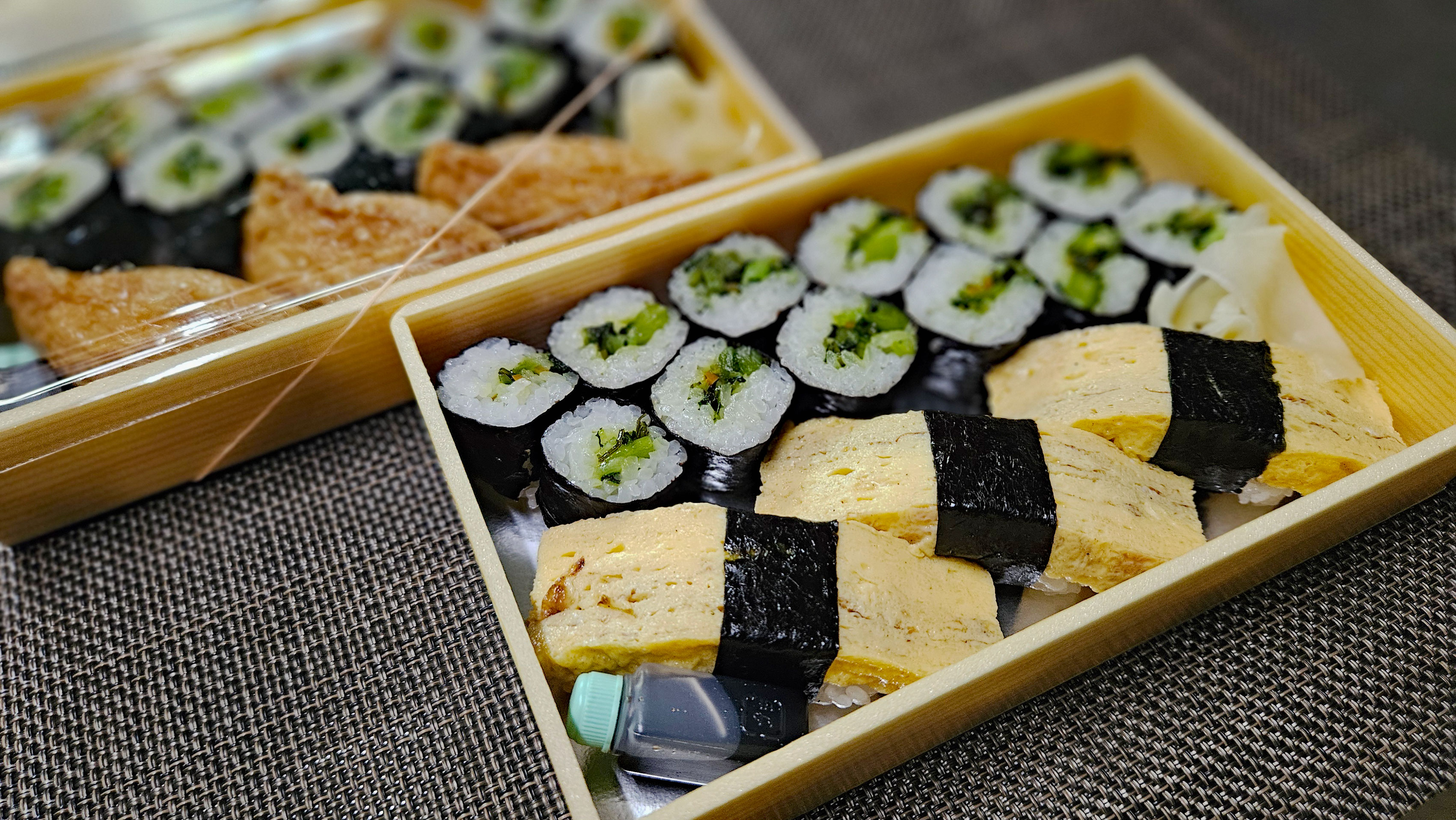 厚焼き玉子の握り＆海苔巻き弁当（1人前）￥1400　※予約制