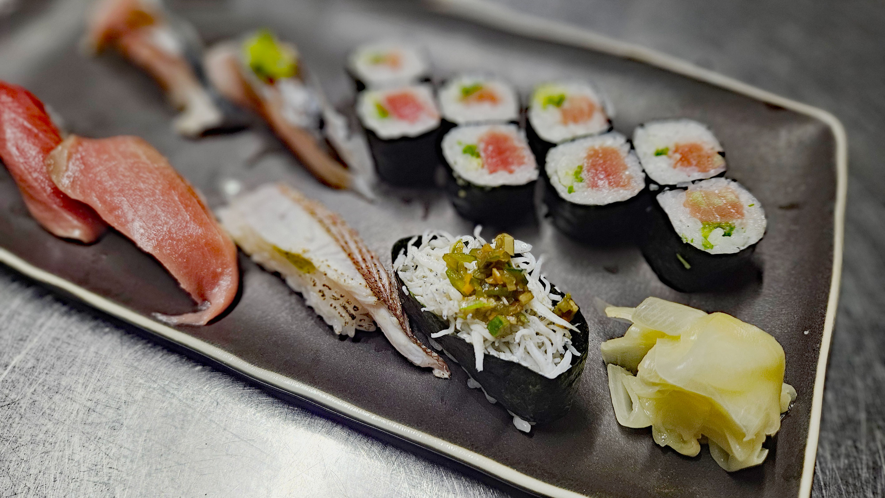 20250825_マグロ・タイ・シラスやたら乗せ軍艦・しめ鯖・アジ・鉄火巻