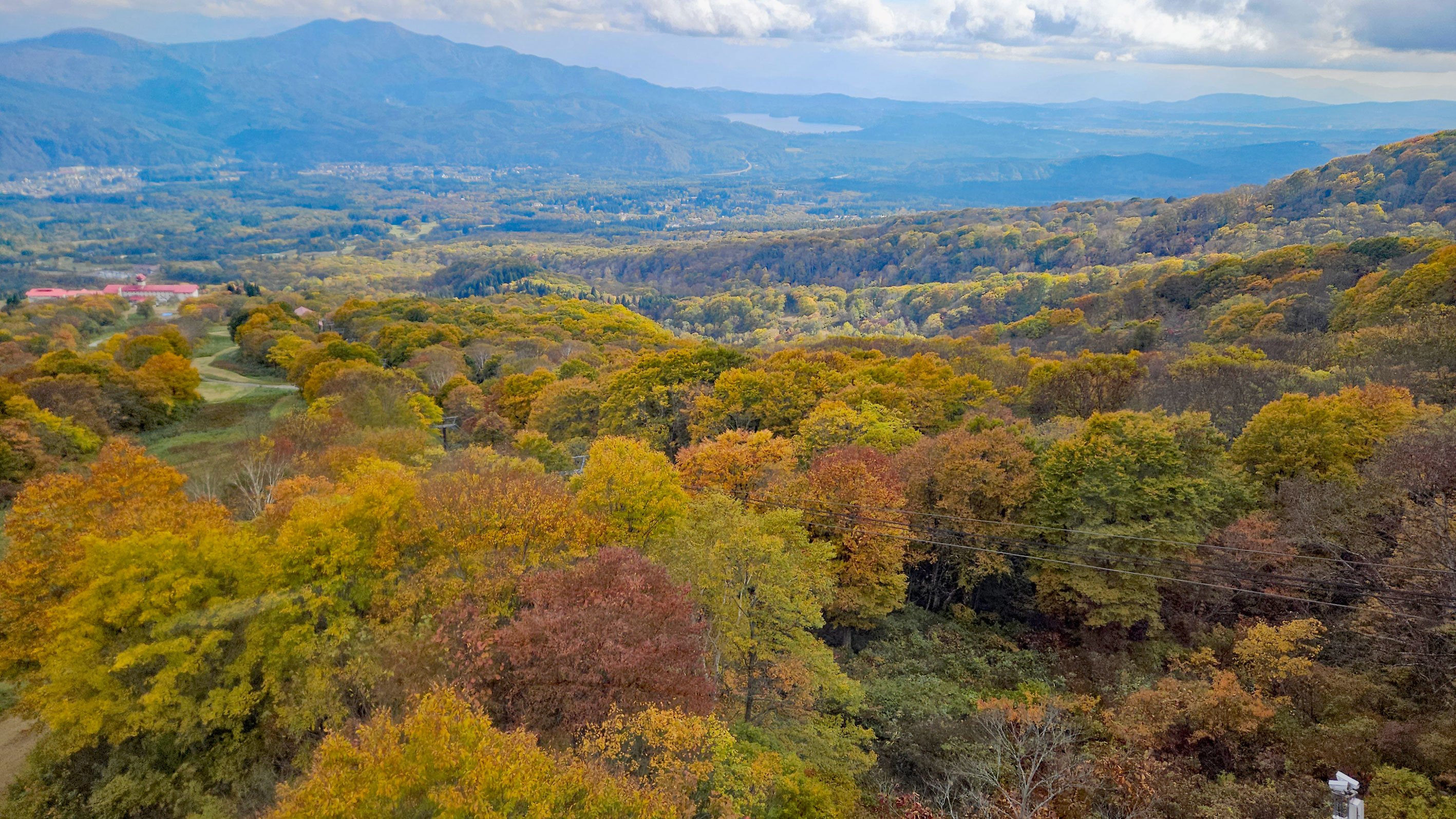 20251029_赤倉スカイケーブルより眼下に眺める紅葉の景色