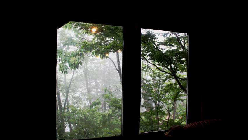 ダイニング窓より眺める霧の景色