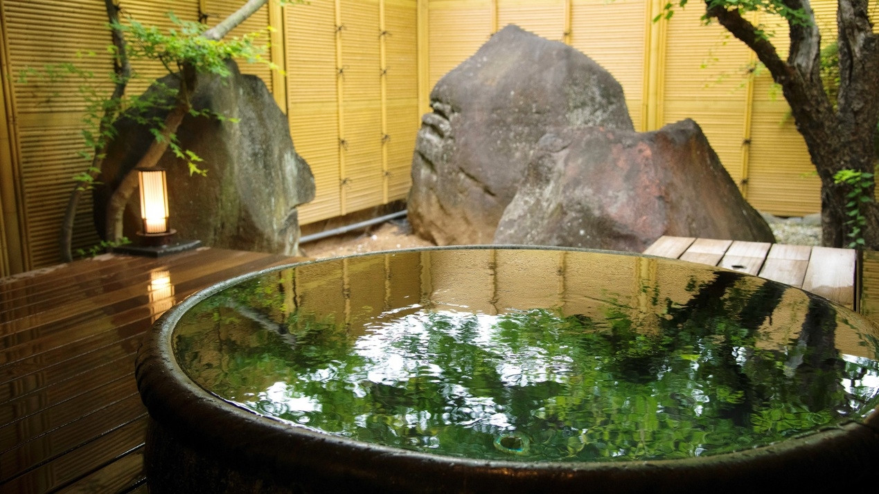 【朝食付き】湯量豊富な自家源泉かけ流し　館内湯めぐりを心ゆくまで　楽天ポイント２倍