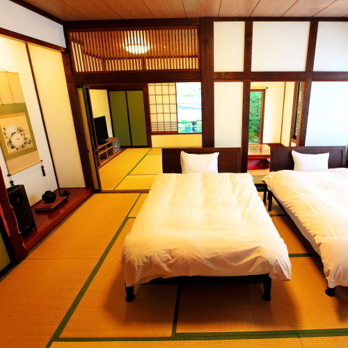 Kamar bergaya Jepang-Barat 22 tikar tatami - Kamar tidur 8 tikar tatami , Kamar bergaya Jepang 6 tikar tatami , dan Horigotatsu no Ma 6 tikar tatami .