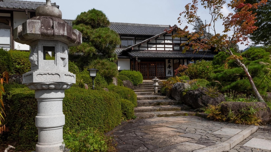 【外観】三国連山に抱かれた里山の2,400坪という広大な敷地に、わずか13室の小さな温泉宿「生寿苑」