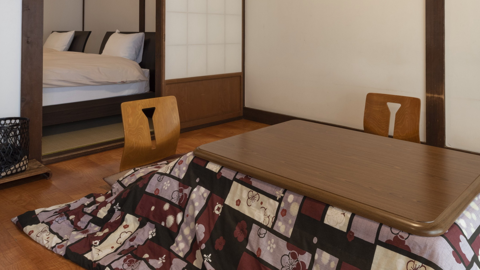 【和洋室22畳三間続き】イ草の畳が敷かれた客室に大きなベッドが2台設置してある、当館の一番客室です