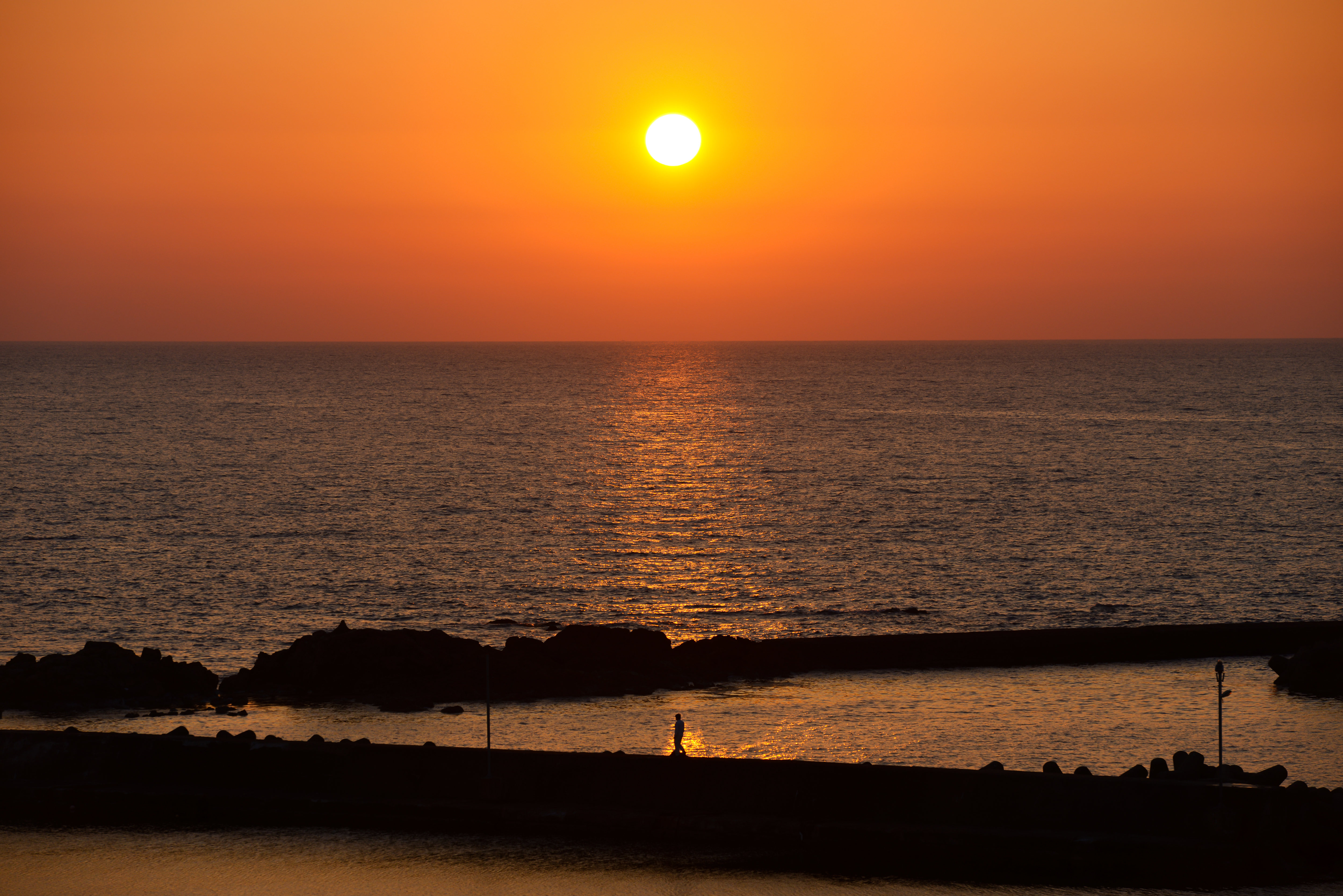 当館は日本海を望む高台に位置し、天気が良ければ夕日が望めます。