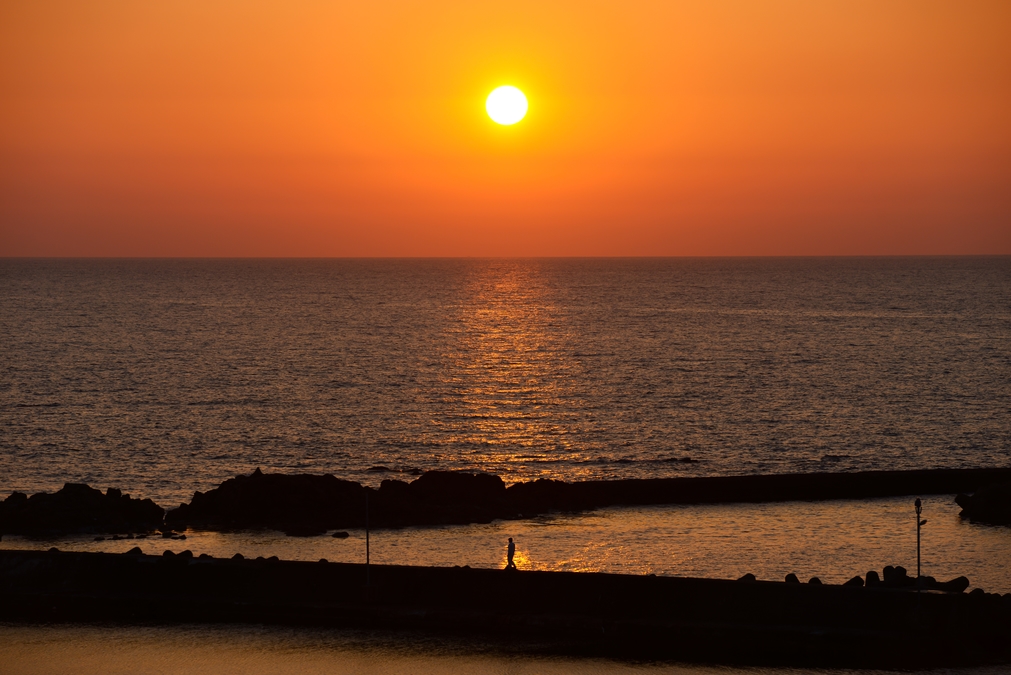 三国温泉 料理民宿いそやから望む夕日