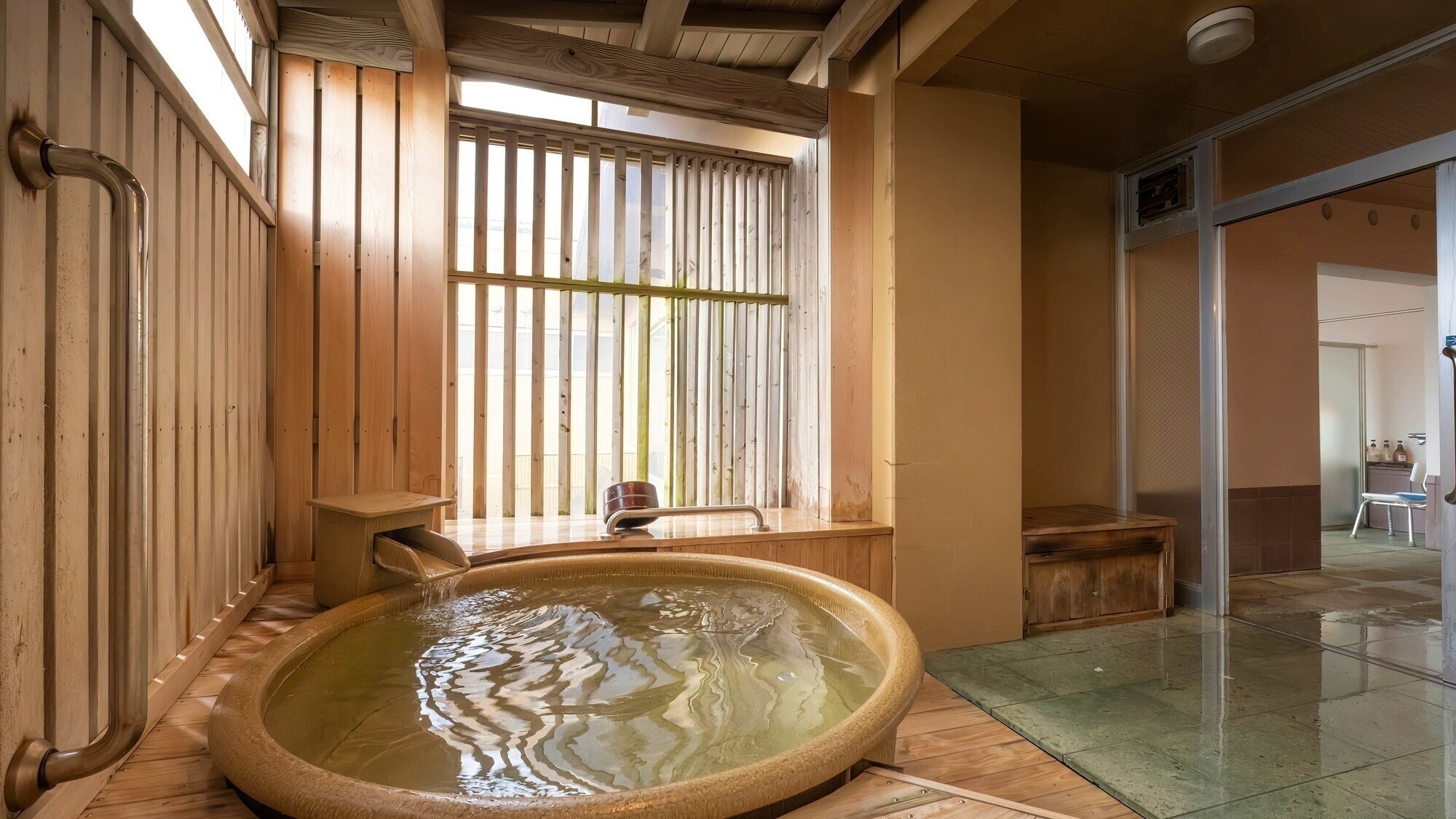 【5/17〜7/11・訳あり】＜素泊まり／食事なし＞肌にやさしい温もり続く温泉で憩う ※客室眺望なし