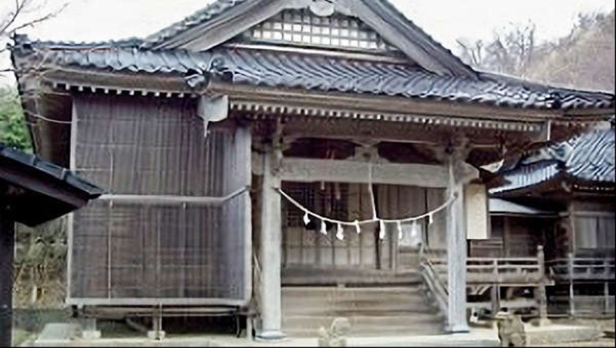 ■【温泉神社】初めて温泉が発見された時に、その守り神として祀られたとのこと。祭神は亀（お車約3分）