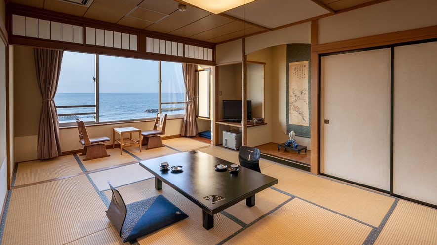 ■【和室10畳一例】箱庭のように目の前に広がる日本海をひとりじめのさわやか空間。（全室禁煙）