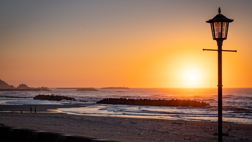 ■【周辺景観】「日本の夕陽百選の地」湯野浜海水浴場の夕日は圧巻です（徒歩30秒）