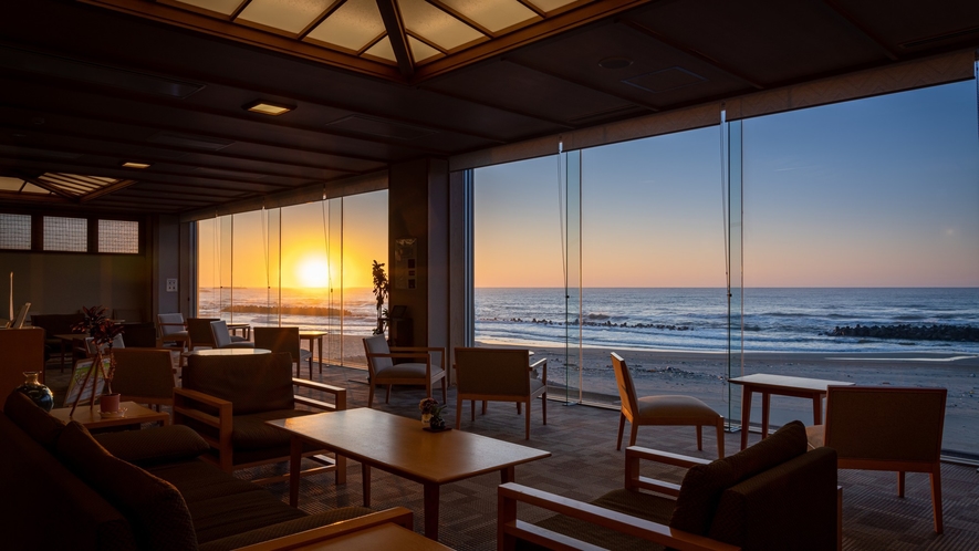 ■【ロビー】ロビーの広い窓から望む日本海、夕陽は絶景です