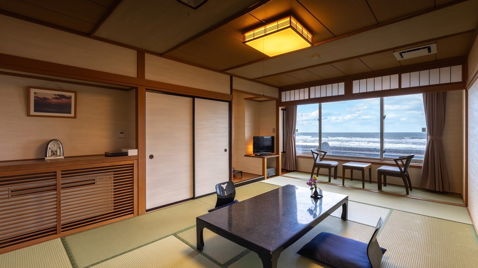 ■【和室12畳一例】全客室から日本海の景色を眺める、贅沢な時間を（全室禁煙）