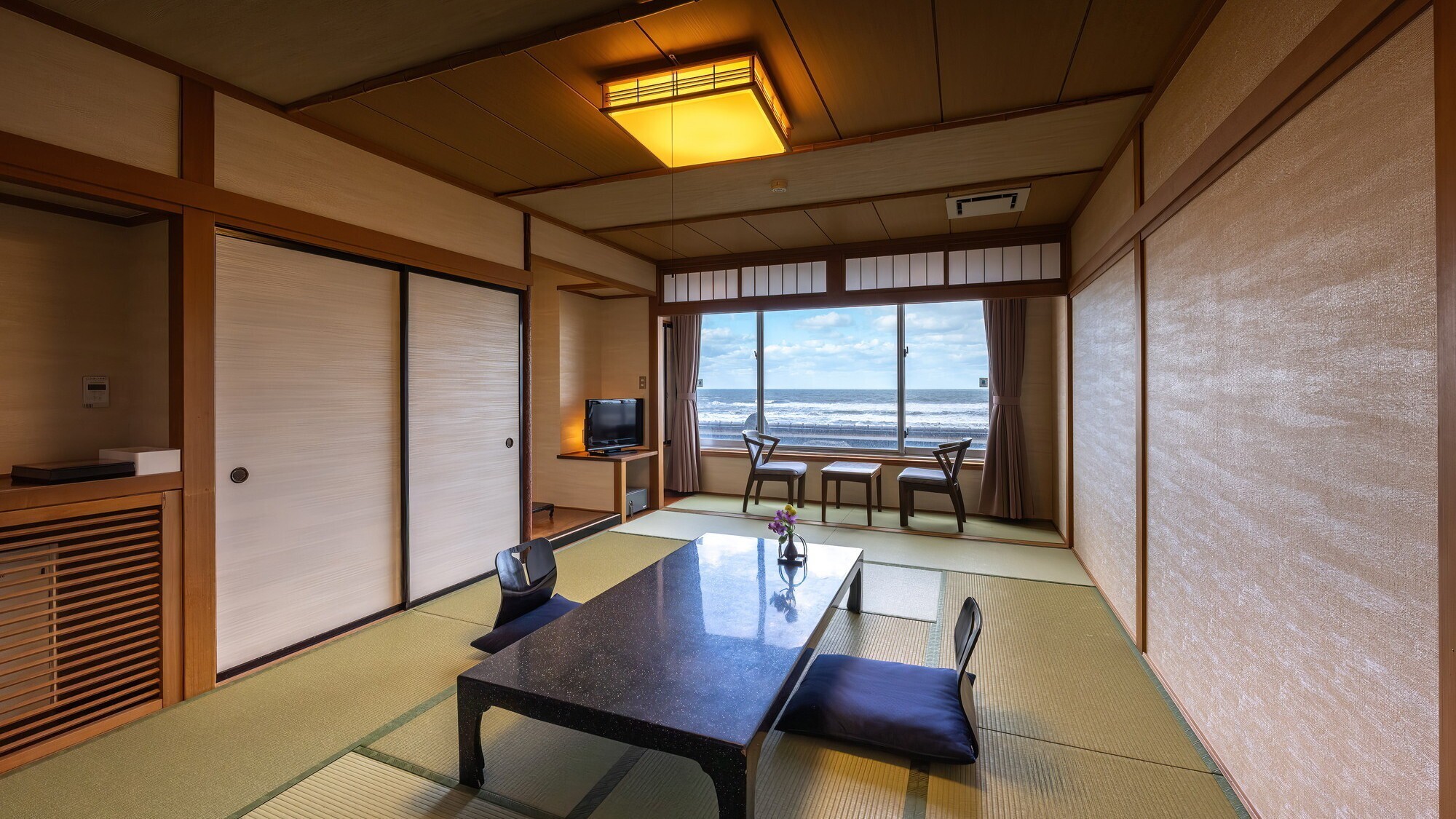 ■【和室12畳一例】海岸が目の前に広がるお部屋で、ゆっくりお過ごし下さい（全室禁煙）