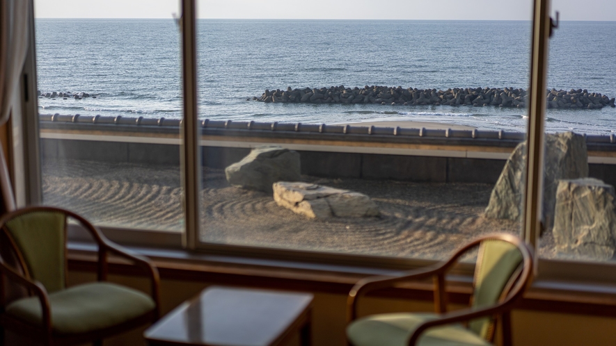 ■【和室12畳一例】海岸が目の前に広がるお部屋で、ゆっくりお過ごし下さい。（全室禁煙）